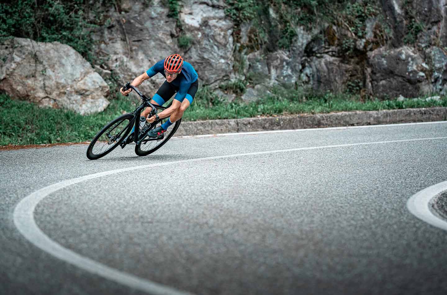 Rennradfahrer in der Kurve