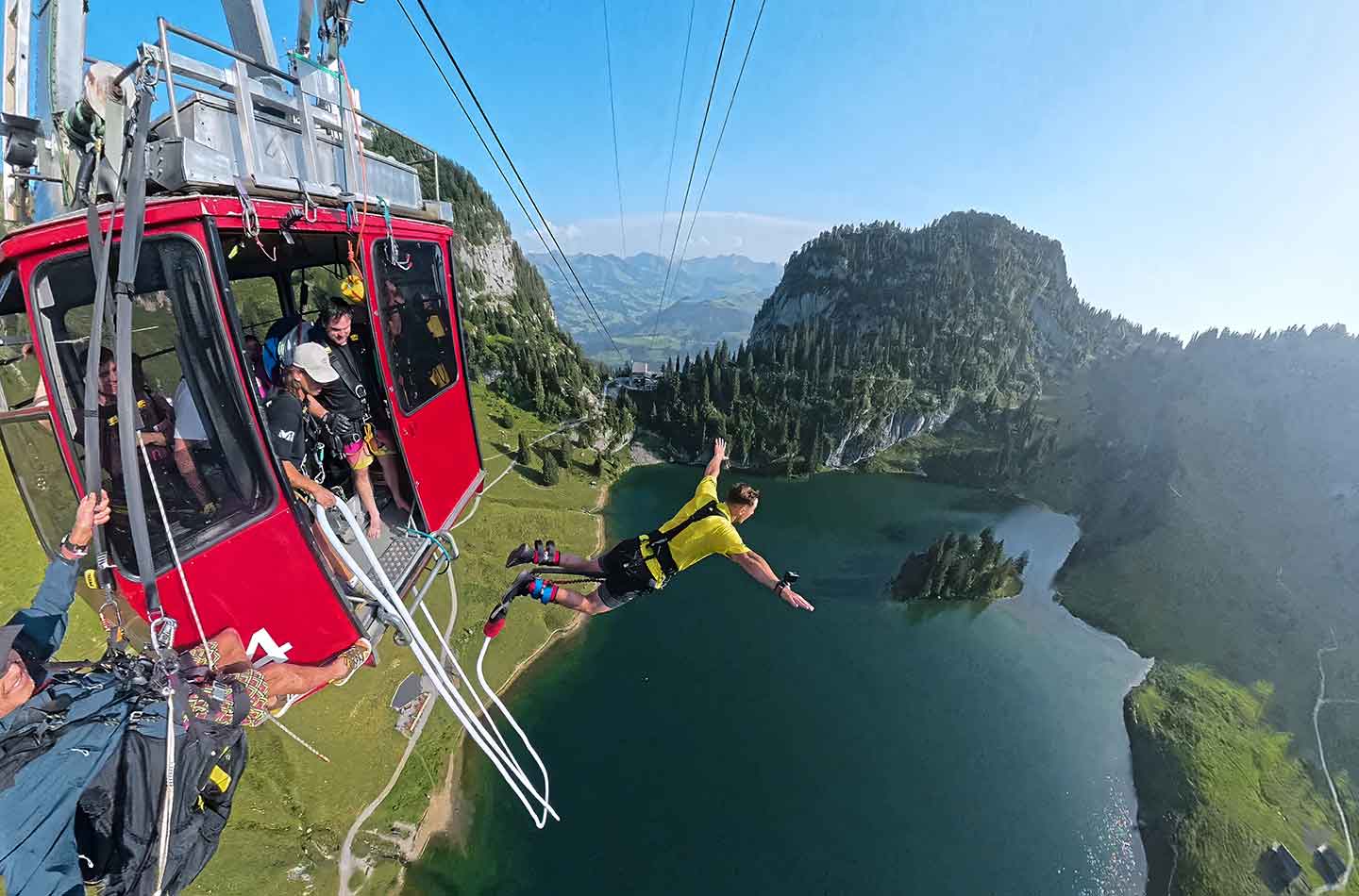 Ein Mann springt Bungee aus einer Gondel