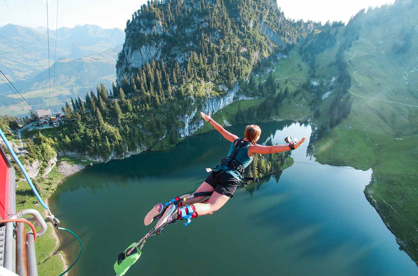 Eine Frau springt Bungee aus einer Gondel