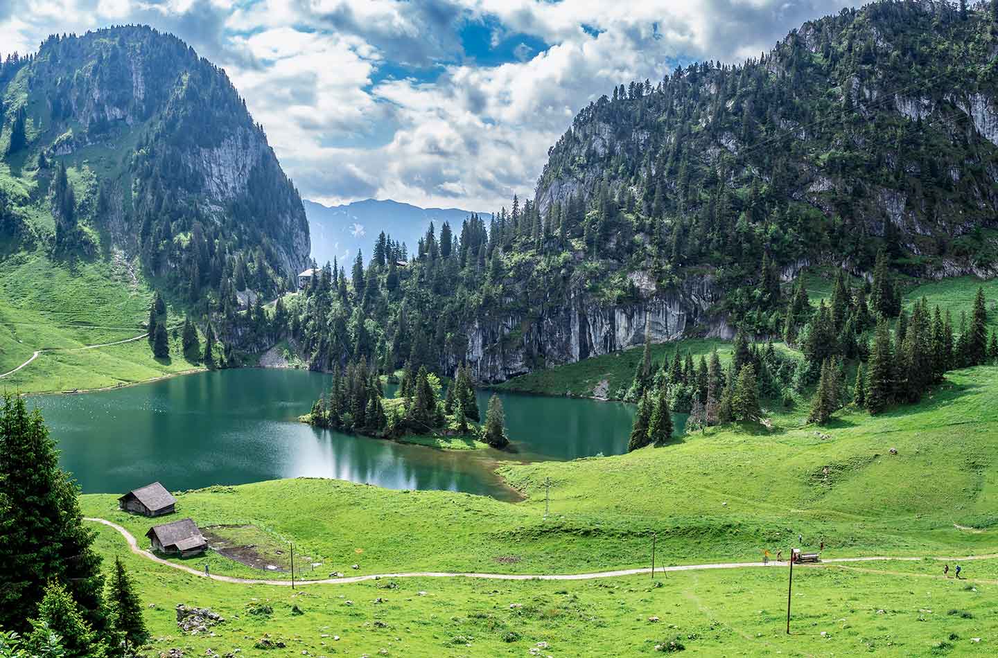 Berge mit einem Bergsee