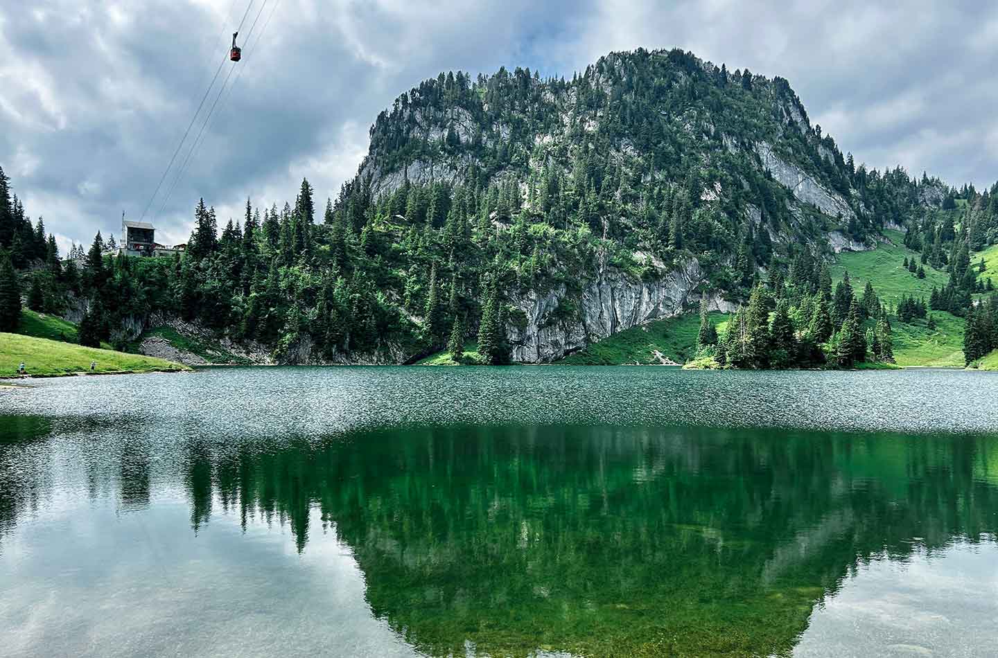 Ein See mit einem Berg im Hintergrund