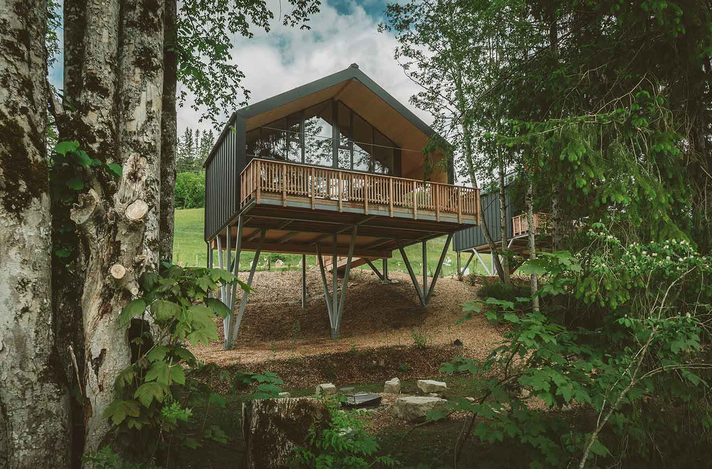 Ein Baumchalet im Wald