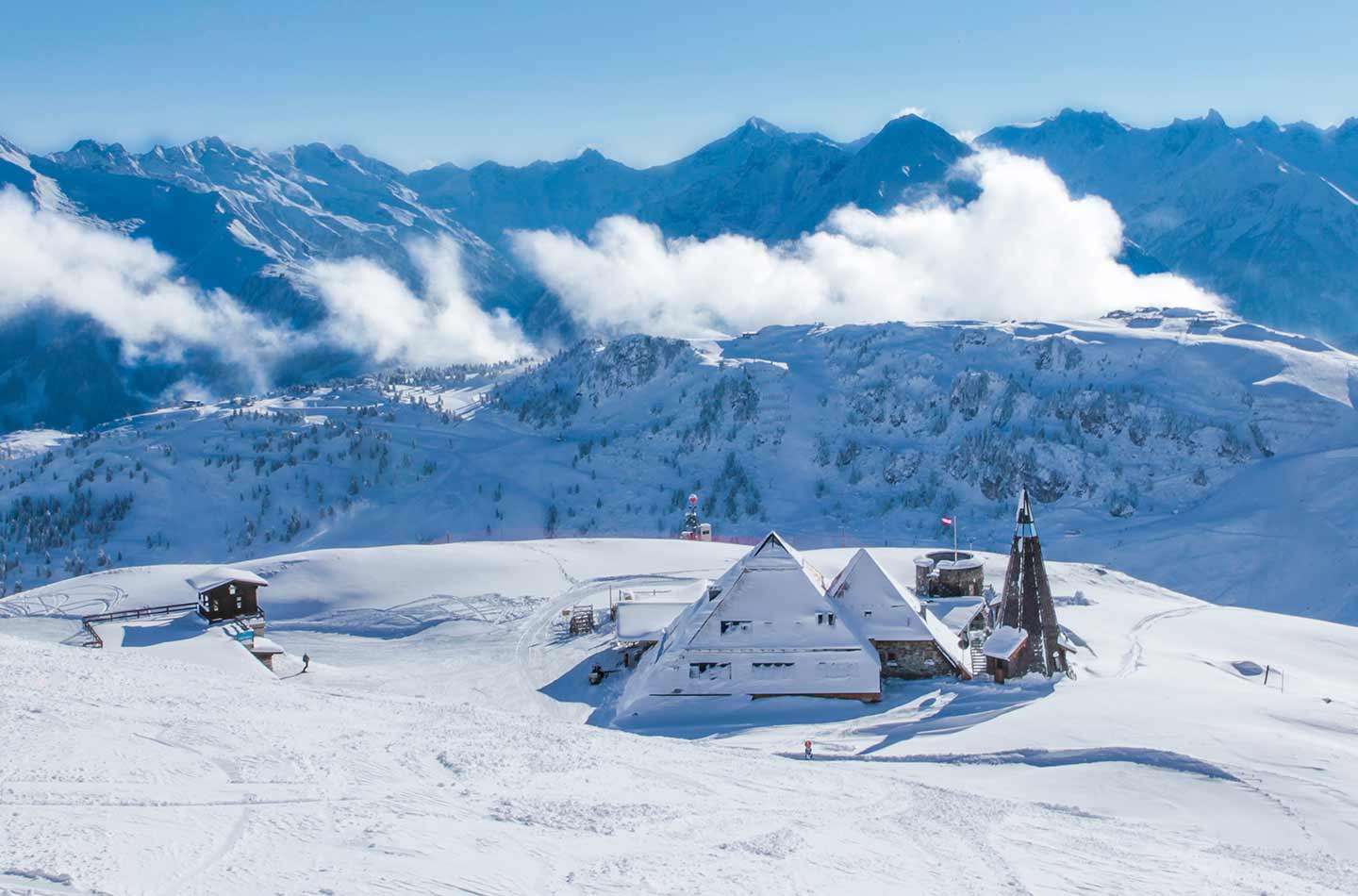 Schneekarhütte in der Form einer Pyramide in den Bergen